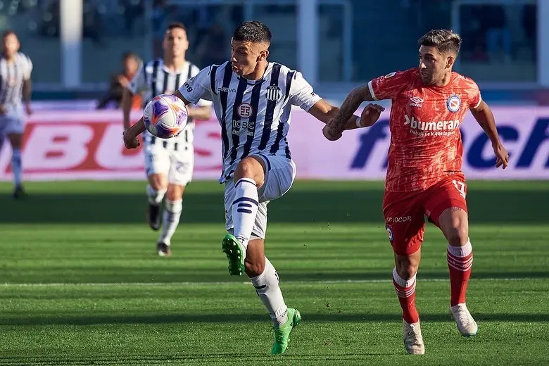 Otra imagen de Ortegoza frente a los Bichos Colorados. (Foto: Talleres de Córdoba).