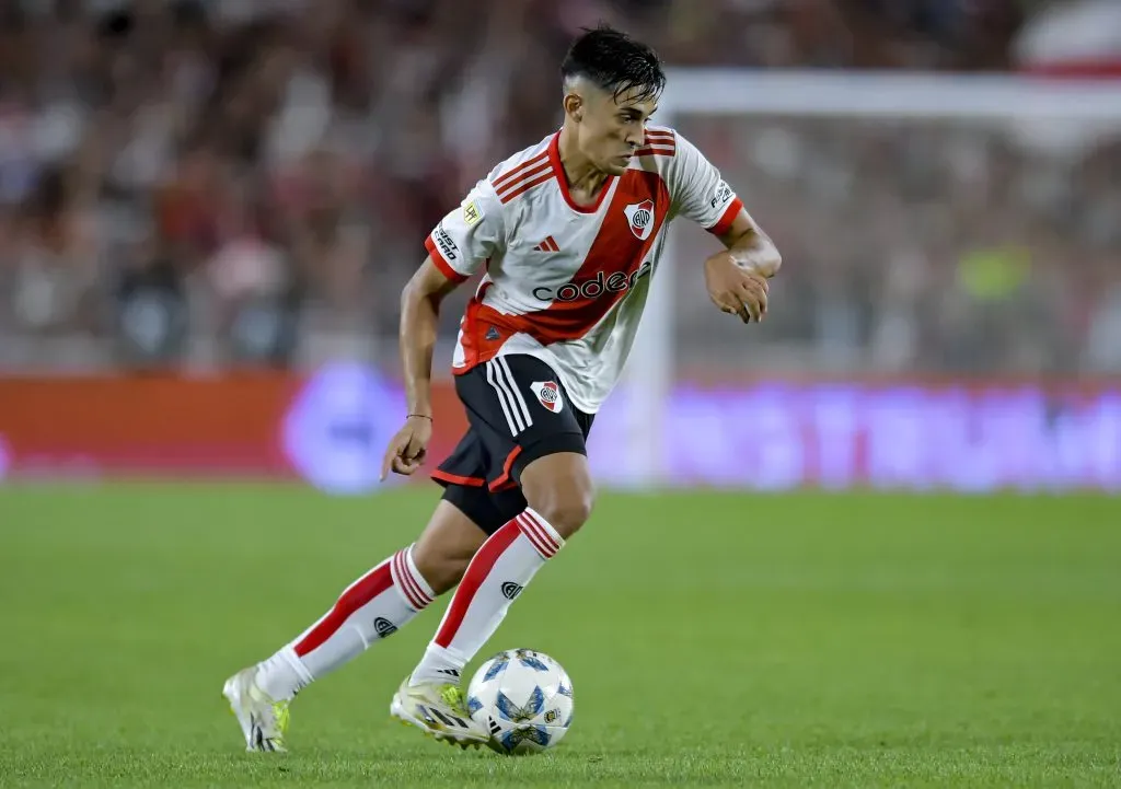 Pablo Solari conduce la pelota en River Plate. (Marcelo Endelli/Getty Images).