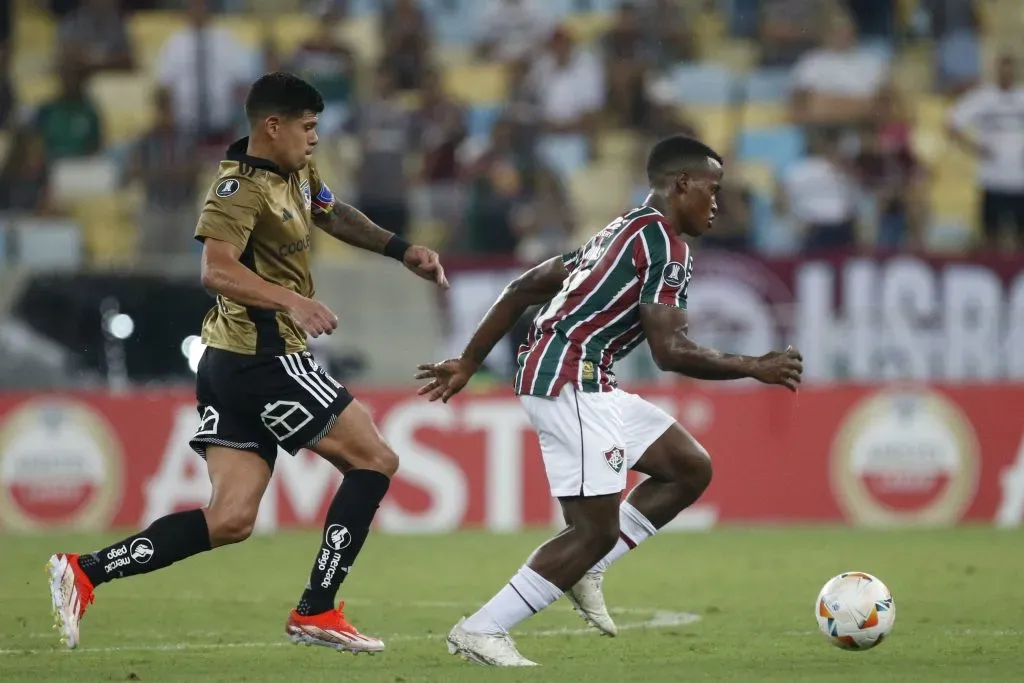 Esteban Pavez lucha un balón con el colombiano Jhon Arias en el Maracaná. (Pier Giorgio/Photosport).