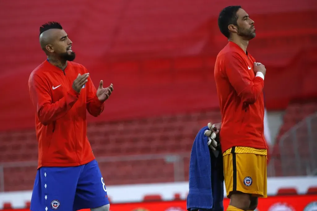 Claudio Bravo no quiere pasar por lo mismo de Arturo Vidal en Chile. Foto: Photosport.