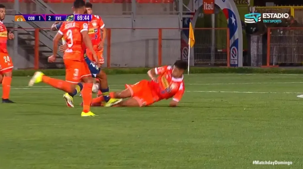 El planchazo que le costó una roja y dos fechas de sanción a Rodrigo Contreras. (Captura TNT Sports).