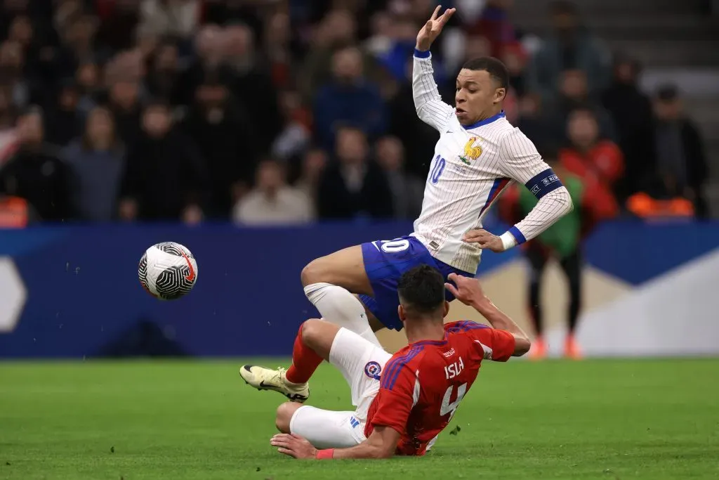 El Huaso Isla traba ante Kylian Mbappé. (Imago).