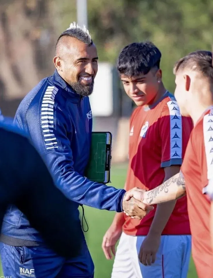Arturo Vidal como entrenador junto a sus dirigidos. Foto: INAF.