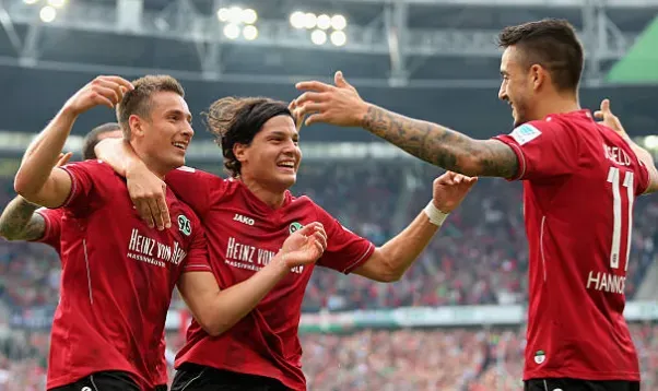 Miiko Albornoz y Joselu en el Hannover 96. (Getty Images).