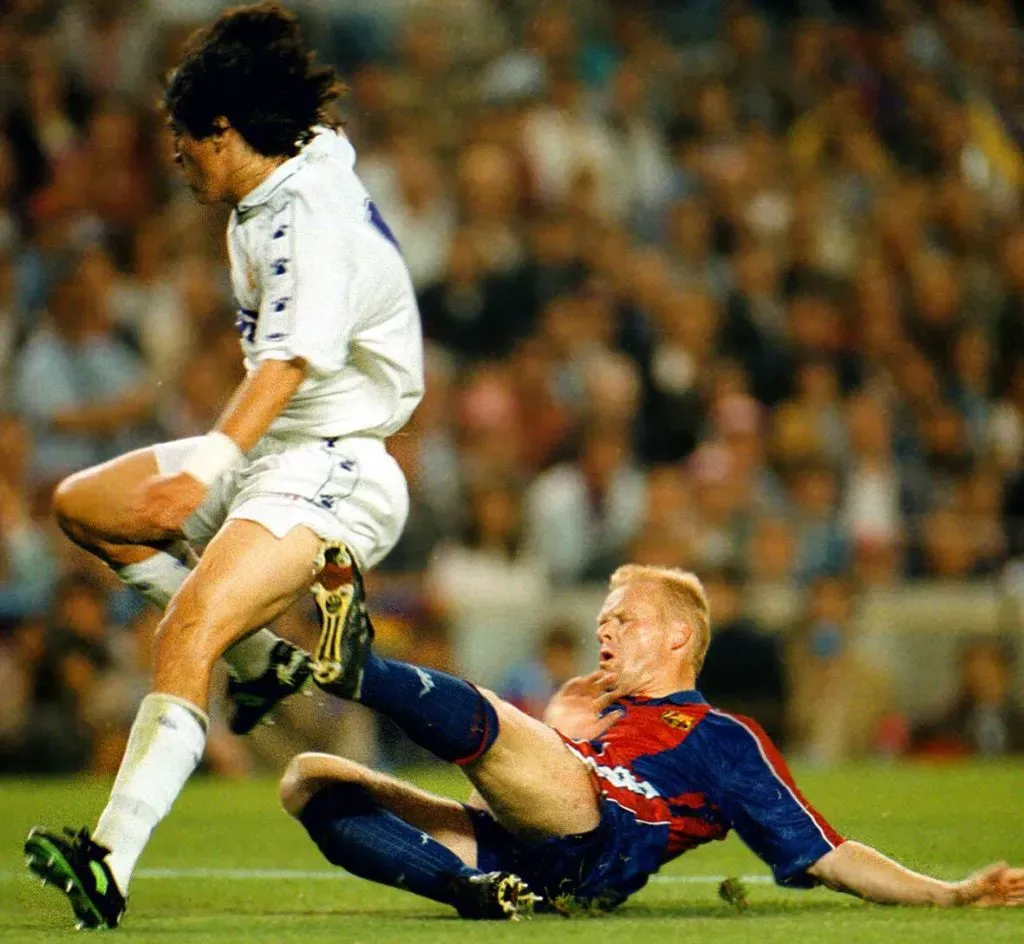 Iván Zamorano aguanta la marca de Ronald Koeman en un clásico entre Real Madrid y Barcelona. (Imago).