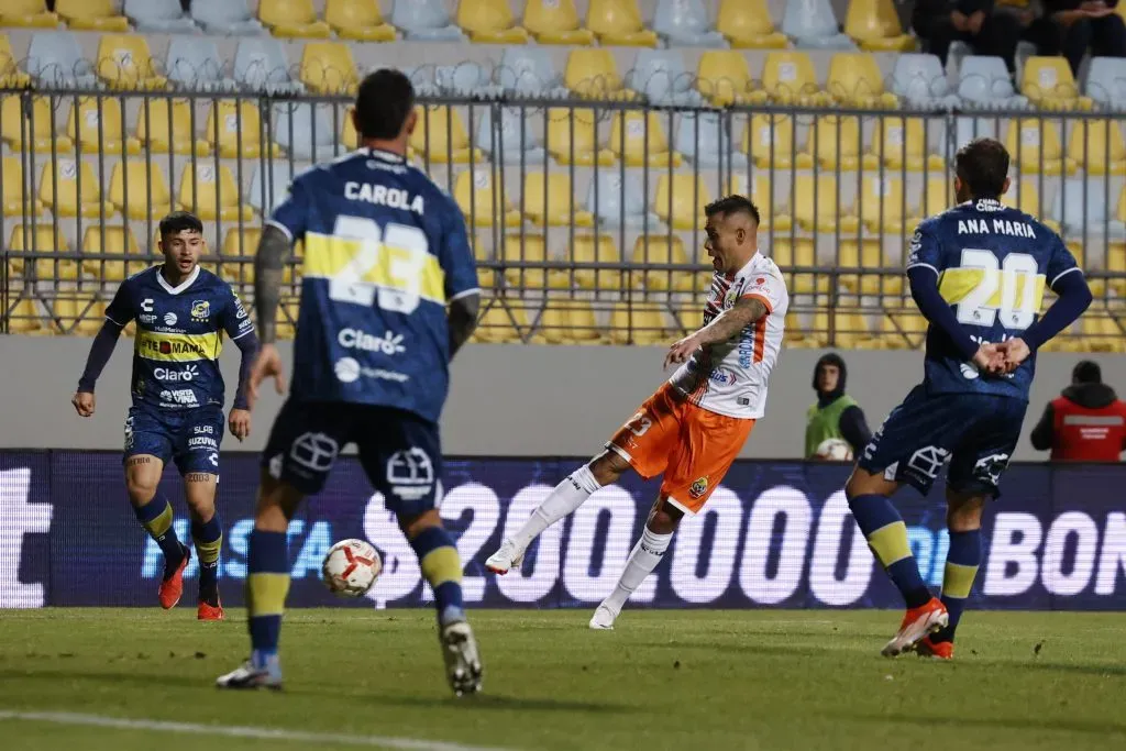 El derechazo de Guillermo Pacheco ante Everton. (Raul Zamora/Photosport).