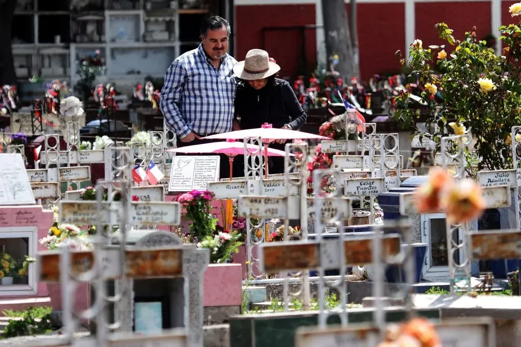 Santiago, 1 de noviembre de 2019
Familiares y amigos visitan a sus fallecidos en el Día de todos los santos en el Cementerio General.
Javier Salvo/ Aton Chile