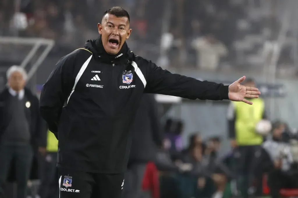 Almirón mueve su pizarra. Foto: Photosport