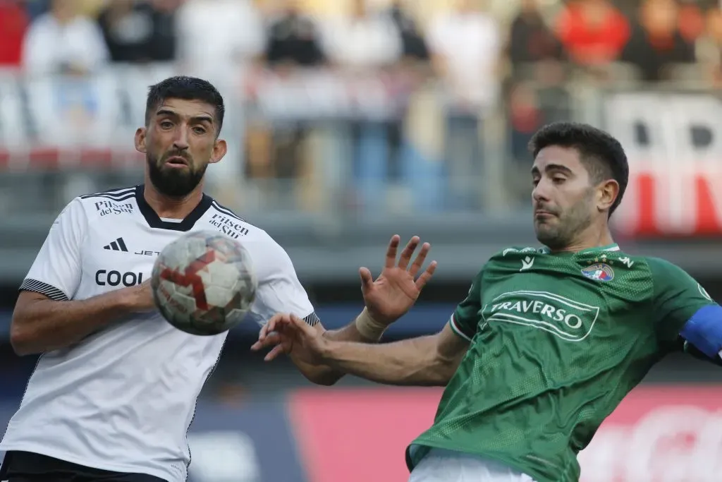 Emiliano Amor enfrenta a Lautaro Palacios en la victoria de Colo Colo sobre Audax Italiano. (Dragomir Yankovic/Photosport).
