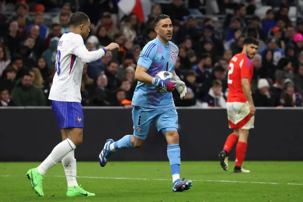 Claudio Bravo tiene el balón ante la mirada de Kylian Mbappé. También lo mira Gabriel Suazo. (Manu Blondeau/AOP/SIPA/PHOTOSPORT).