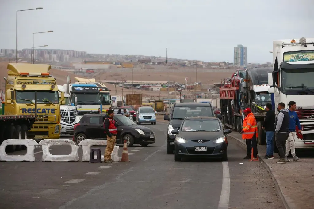 Alto Hospicio, 13 de Mayo del 2024.
Camioneros de algunos sectores mantienen tomada y cortada la salida sur de la ruta A-16, ubicada en el sector de La Azufrera de Alto Hospicio en protesta por la alta inseguridad y ola migratoria en el Chile.
Alex Diaz/Aton Chile