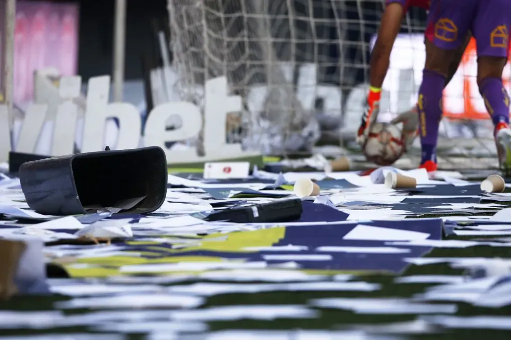 Los hinchas de Colo Colo lanzaron documentos municipales en su visita a Audax Italiano. | Foto: Photosport.