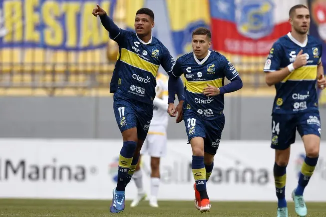 Bruno Betancor celebra el gol que le anotó a Coquimbo Unido. (Andrés Piña/Photosport).
