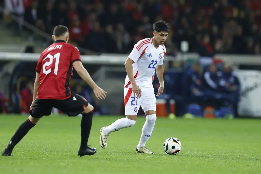 Darío Osorio en acción frente a Albania en el debut del Tigre Gareca como DT de la Roja. (Matteo Ciambelli/Photosport).
