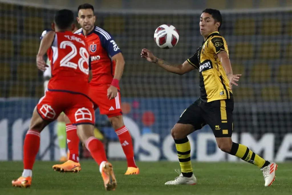 Luciano Cabral en acción ante Universidad de Chile. (Andrés Piña/Photosport).