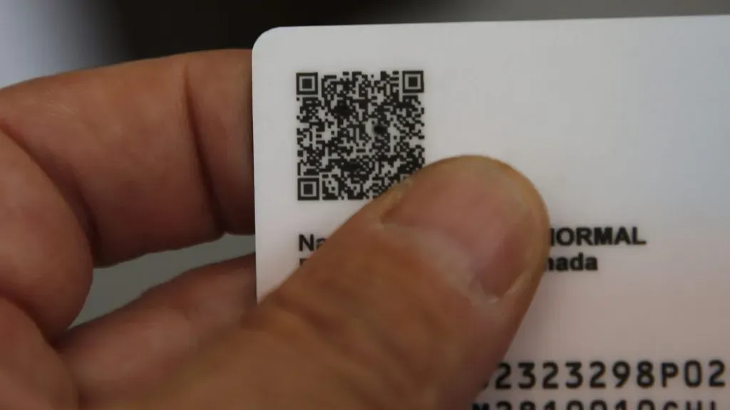 Una persona sosteniendo su carnet.