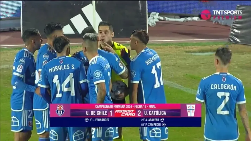 Los jugadores de la U rodean a Garay al final del partido