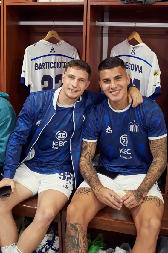 Bruno Barticciotto junto a Imanol Segovia en el vestuario de Talleres. (Foto: Talleres).