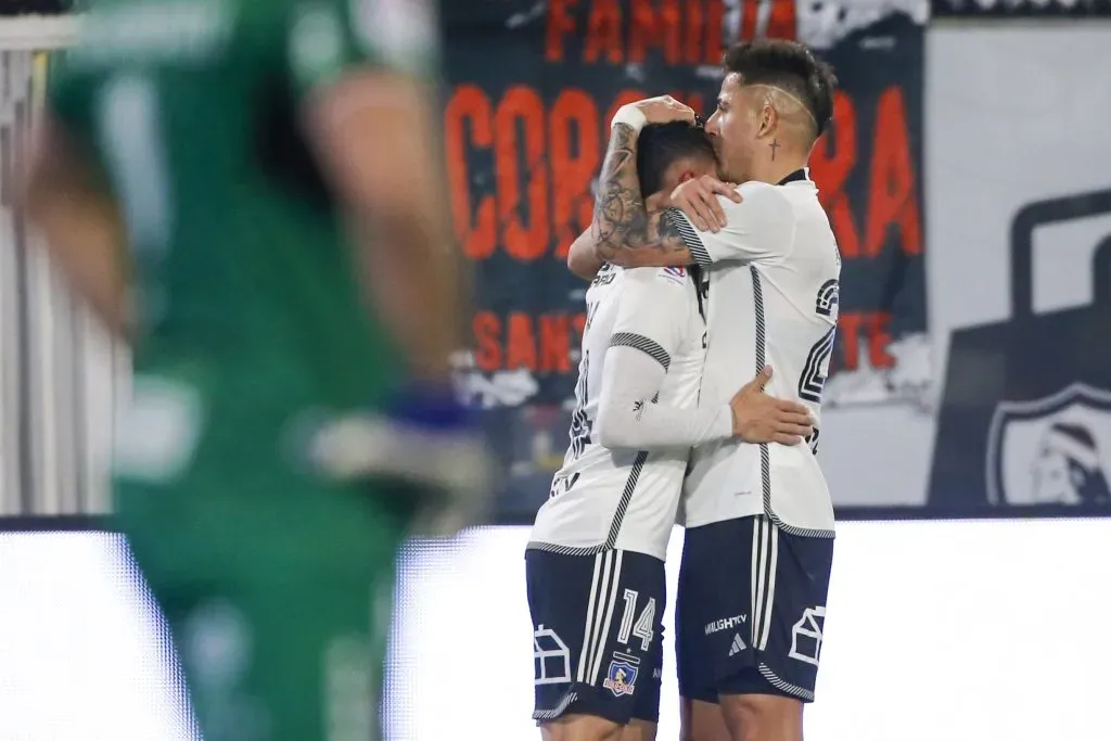 Paiva se abraza con el asistidor del 1-0 de Colo Colo: Cristián Zavala. (Jonnathan Oyarzun/Photosport).