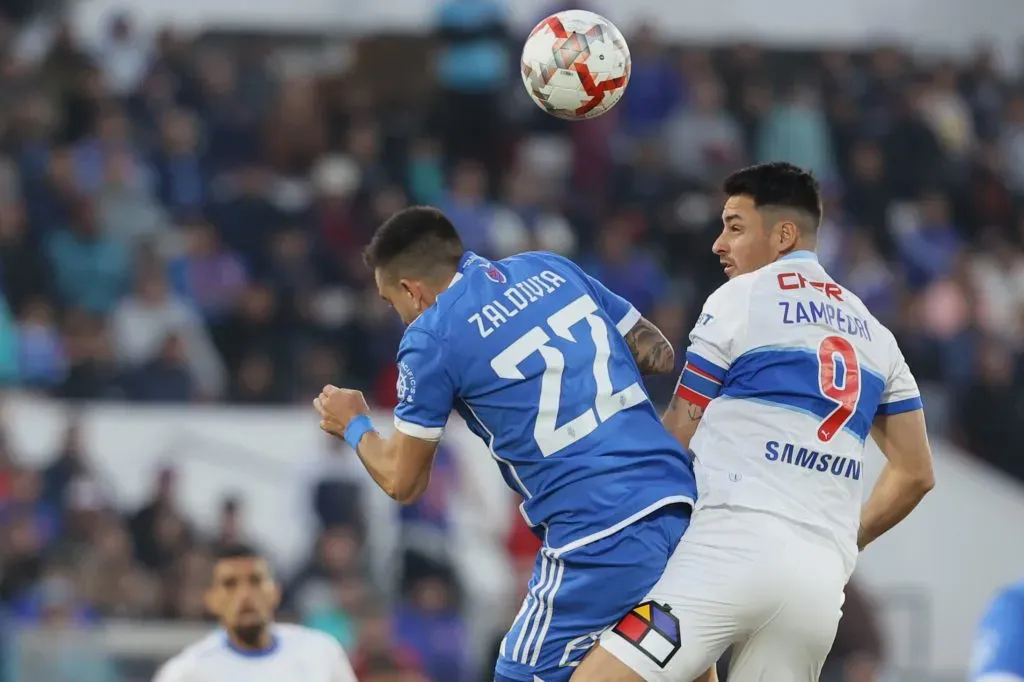 Zaldivia lucha un balón aéreo con el Toro Zampedri. (Karin Pozo/Photosport).
