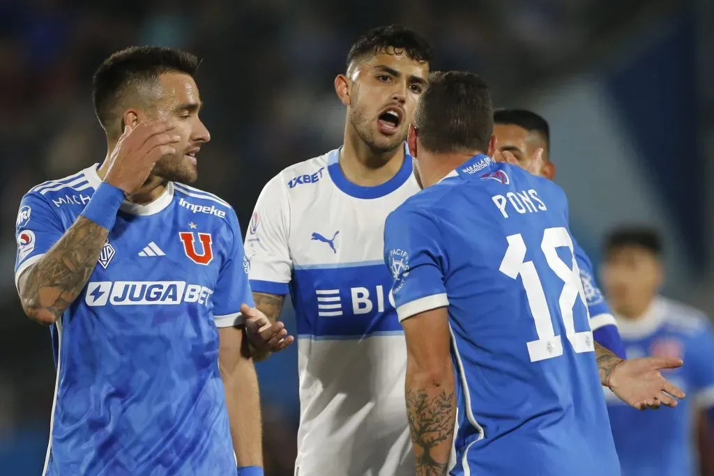 Matías Zaldivia en otra imagen del Clásico Universitario 198. (Jonnathan Oyarzun/Photosport).