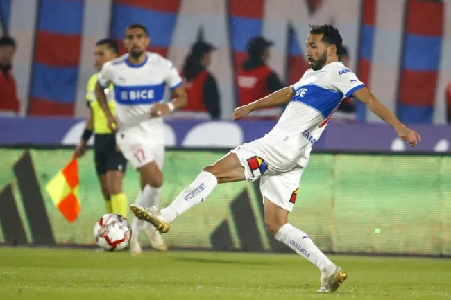 Cimbi Cuevas en acción durante el Clásico Universitario 198. (Jonnathan Oyarzun/Photosport).