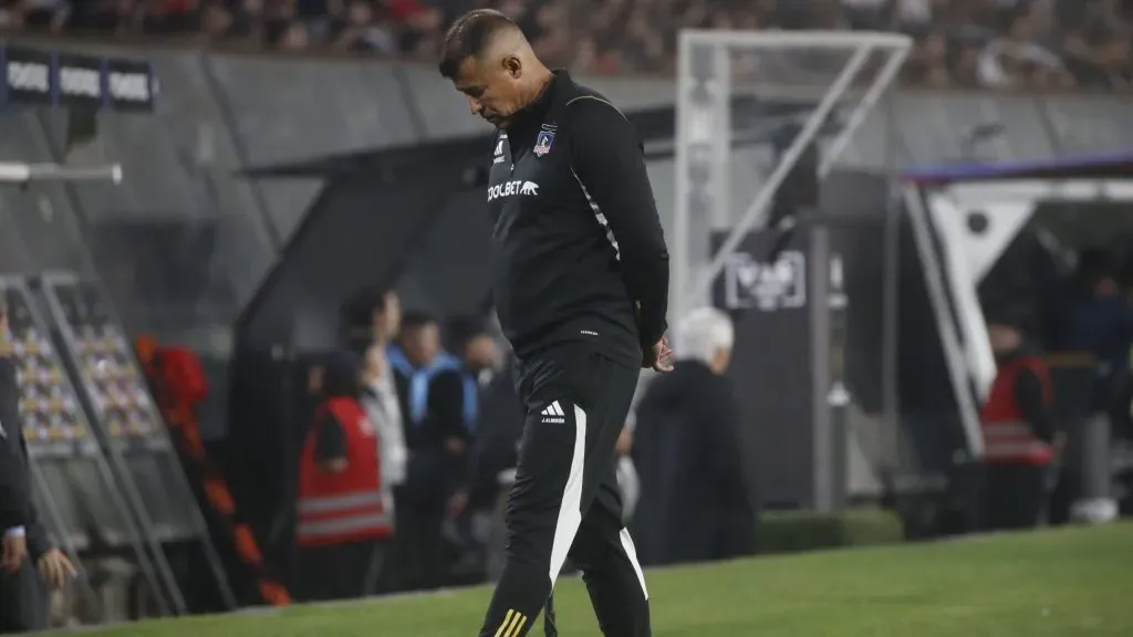 Jorge Almirón llegó a Colo Colo para dar un salto internacional que, por ahora, no se ve. Foto: Photosport