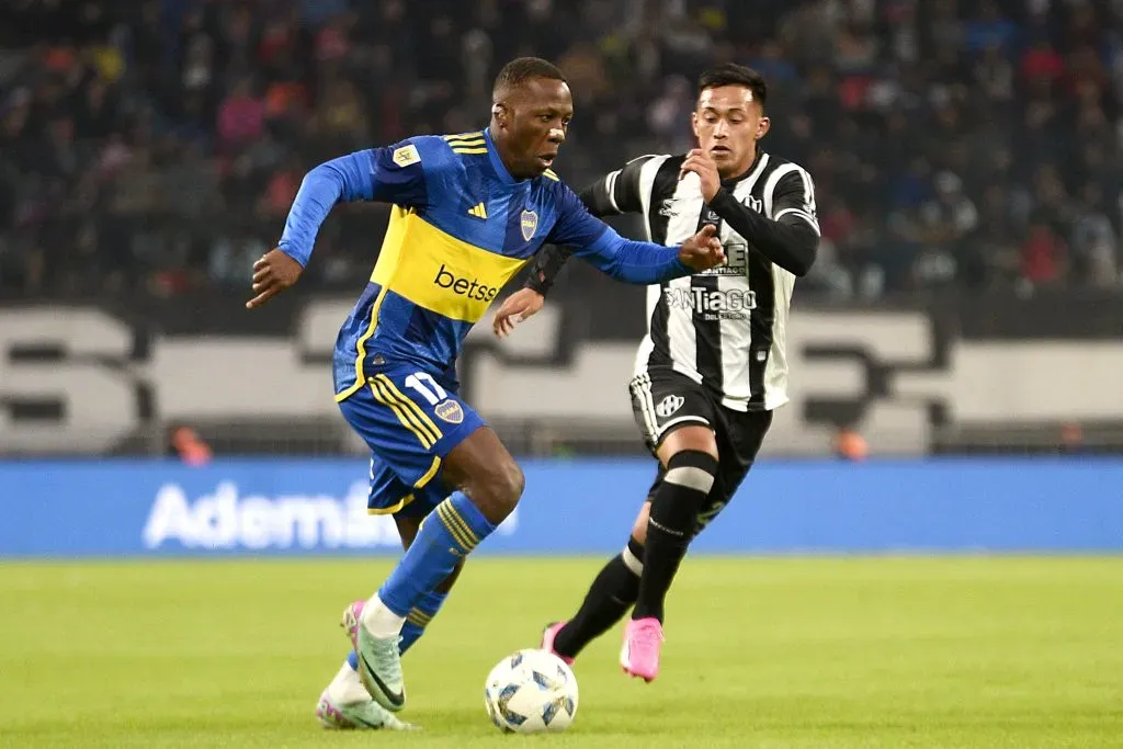 Luis Advíncula duró 35′ en el partido de Boca ante Central Córdoba. (Joaquín Camiletti/Getty Images).