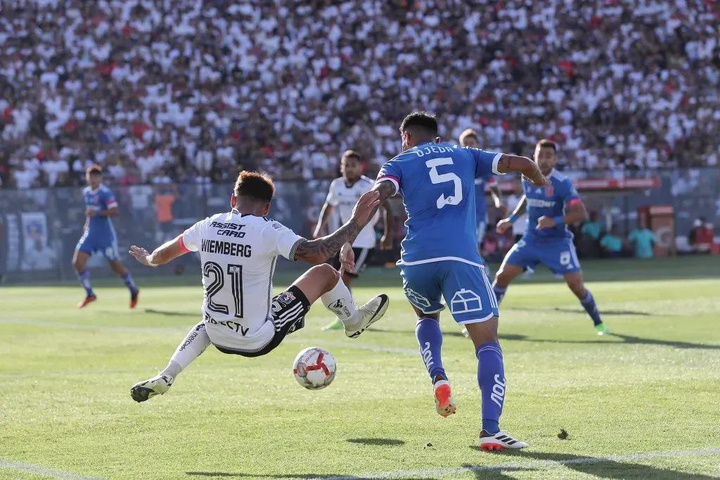 Emmanuel Ojeda en plena lucha con Erick Wiemberg en el Superclásico: la U ganó 1-0 en el Monumental y cortó una racha que parecía sin final. (Pepe Alvujar/Photosport).