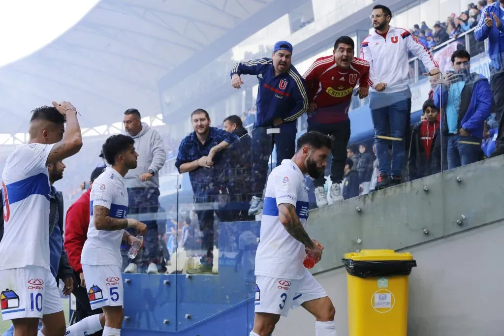 El mal comportamiento de los hinchas de la U suspendió el Clásico Universitario de mayo del 2023. | Foto: Photosport.