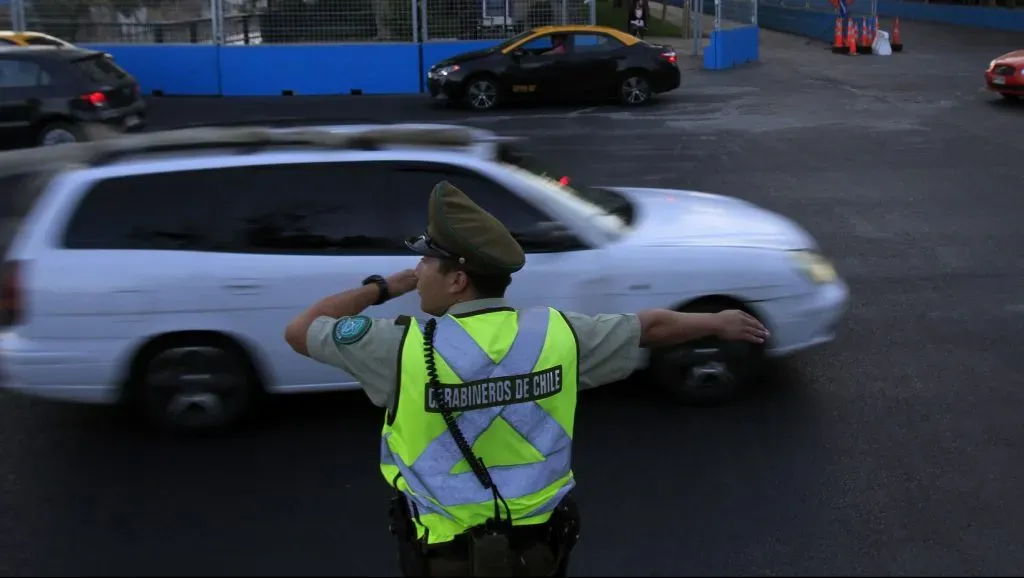 Carabinero desviando el tránsito