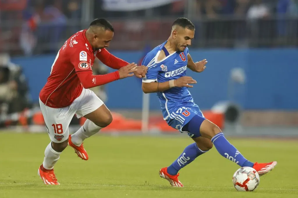 Federico Mateos lucha un balón ante Bernardo Cerezo. (Felipe Zanca /Photosport).