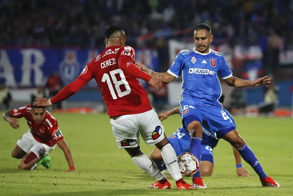 Bernardo Cerezo lucha un balón con un excompañero en Ñublense: Federico Mateos. (Felipe Zanca /Photosport).