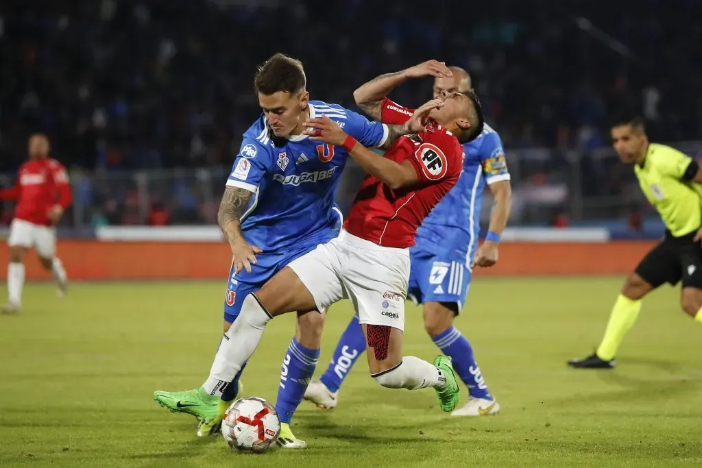 Oyarzo terminó tendido dentro del área azul. Pero no hubo sanción. (Felipe Zanca /Photosport).