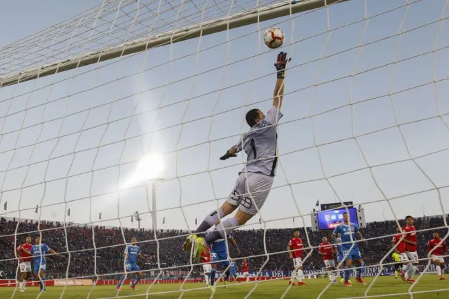 Nicola Pérez desvió levemente el gran remate de Marcelo Díaz. (Felipe Zanca /Photosport).
