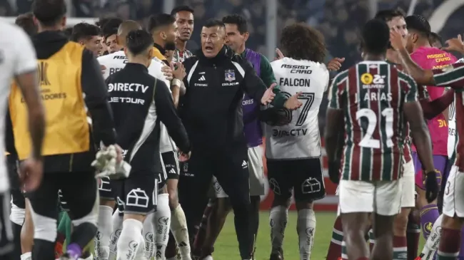 Jorge Almirón aseguró que su Colo Colo todavía tiene mucho por entregar y va apenas en la mitad de su nivel. Foto: Photosport.