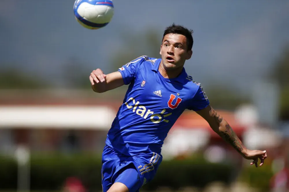 La U va por Charles Aránguiz.