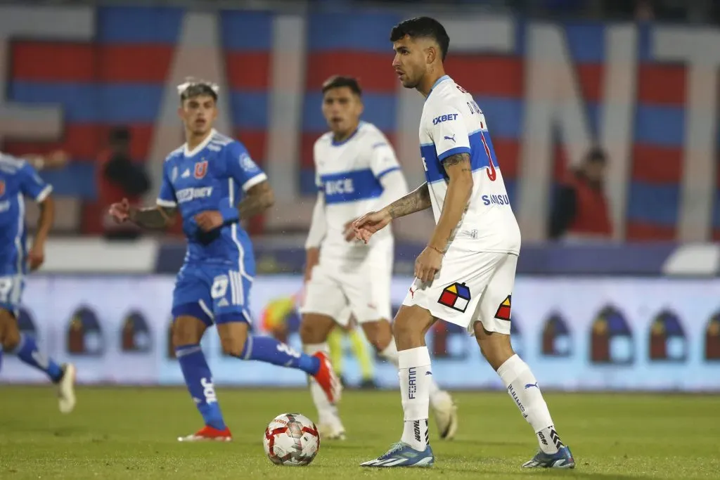 Daniel González en acción durante el Clásico Universitario 198. (Jonnathan Oyarzun/Photosport).
