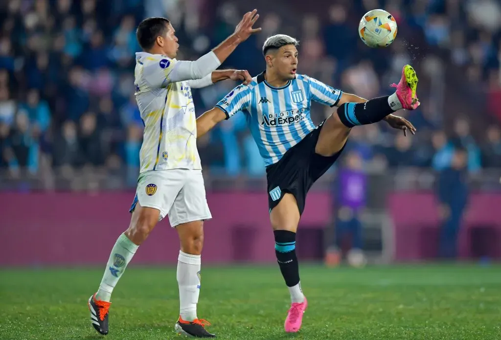 Maximiliano Salas en acción por Racing ante Sportivo Luqueño. (Marcelo Endelli/Getty Images)