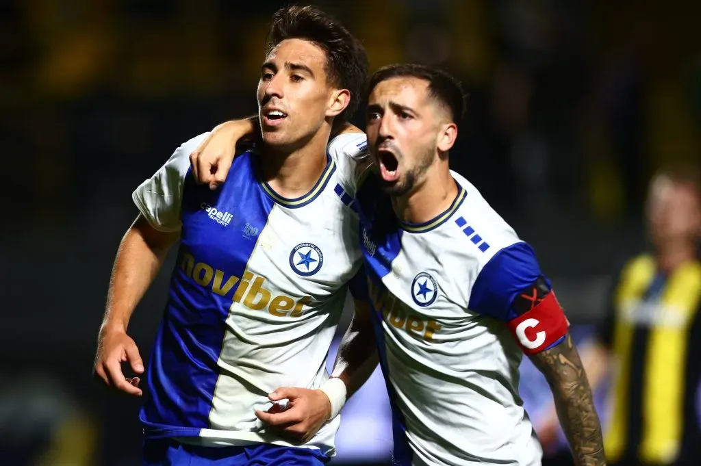 Diego Valencia celebra junto a su compañero Eder González un gol de Atromitos. (Imago).