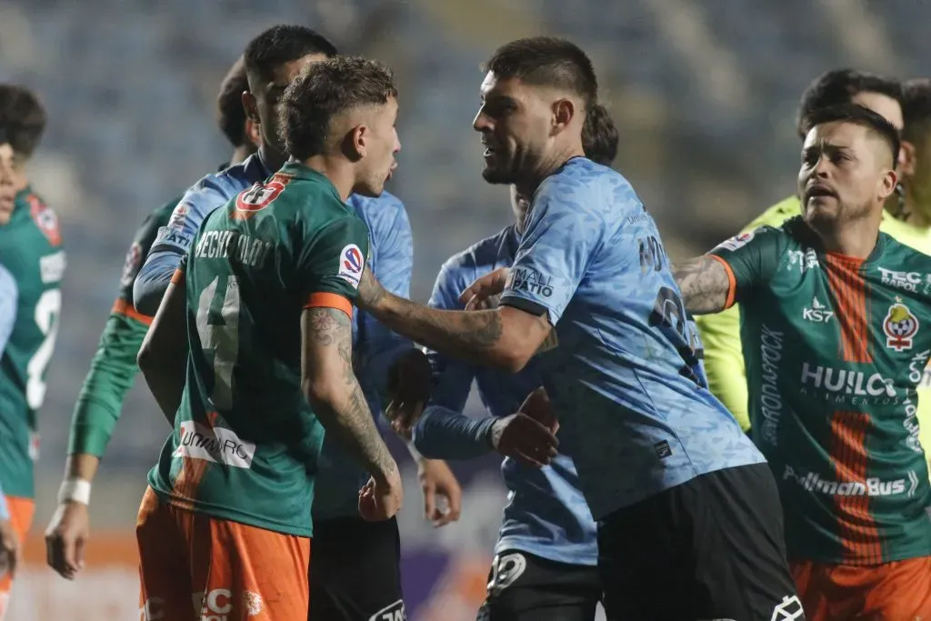 Leonel Mosevich se embronca con Franco Bechtholdt. (Jorge Loyola/Photosport).