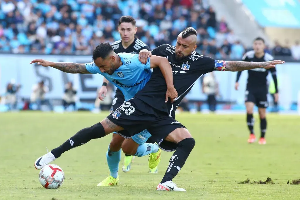 Arturo Vidal en acción ante Ronald de la Fuente en la victoria de Colo Colo ante Deportes Iquique. (Alex Diaz/Photosport).
