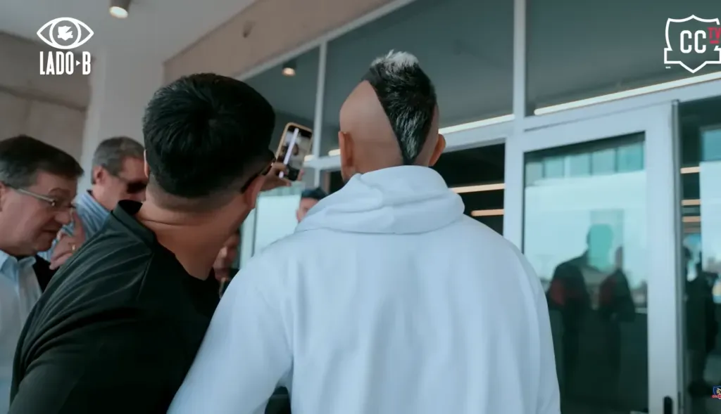 Arturo Vidal recibió mucho cariño en su llegada al Tierra de Campeones. (Foto: Colo Colo | Lado B).