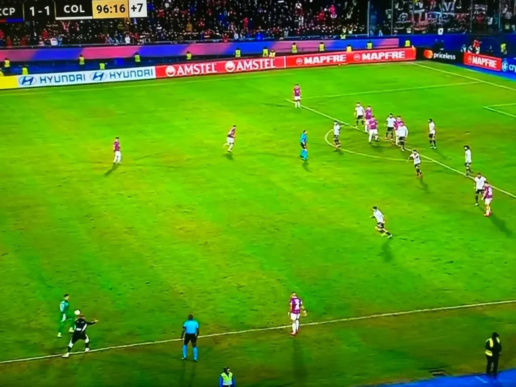 Almirón metido cerca de la banca de Cerro dando instrucciones sobre el final (Captura Star)