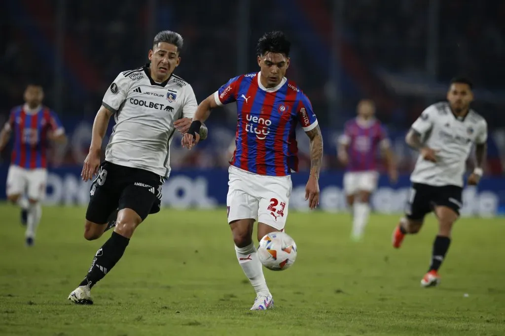Guillermo Paiva en acción ante Cerro Porteño en el estadio La Nueva Olla por la Copa Libertadores. (César Olmos/Photosport).