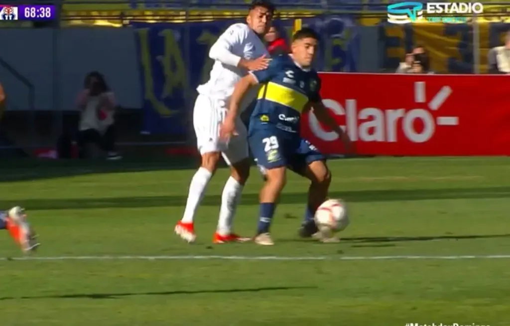 La jugada que sacó del partido a Braian Martínez. (Captura Estadio TNT).