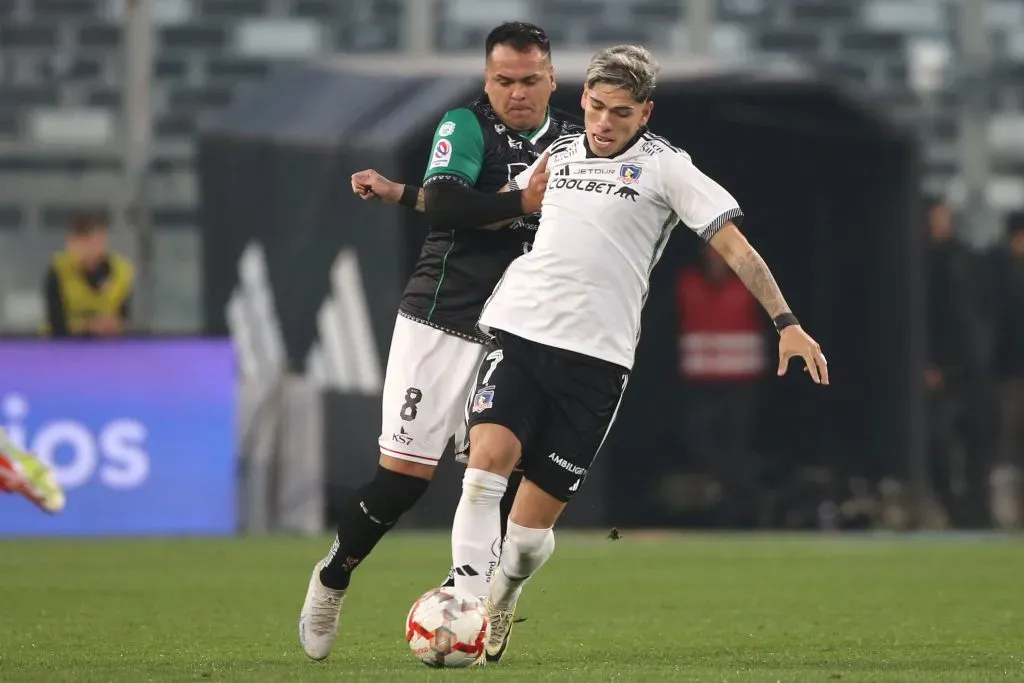 Carlos Palacios intenta aguantar la marca de Nicolás Vargas. (Dragomir Yankovic /Photosport).