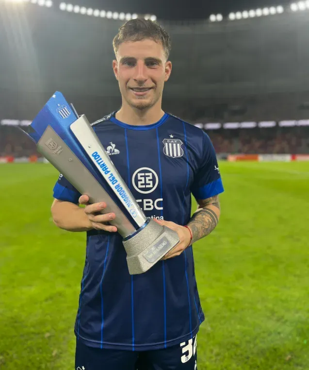 Bruno Barticciotto recibió un premio por su gran tarde. (Foto: Talleres de Córdoba).