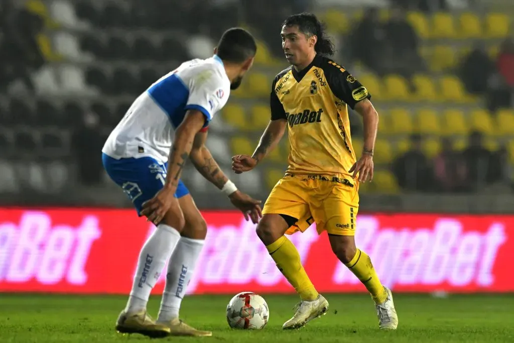 Luciano Cabral en acción ante Universidad Católica. (Alejandro Pizarro Ubilla/Photosport).