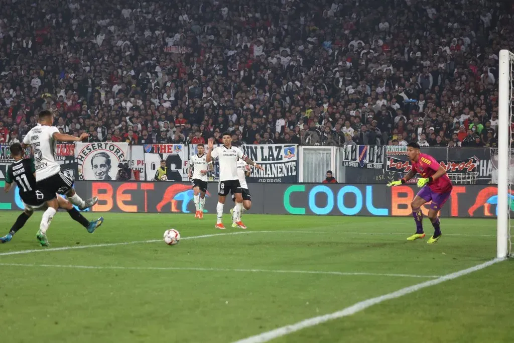 Felipe Reynero le ganó el quién vive a Emiliano Amor. (Dragomir Yankovic /Photosport).